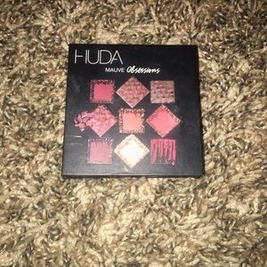 HUDA eyeshadow palette. Mauve obsessions palette